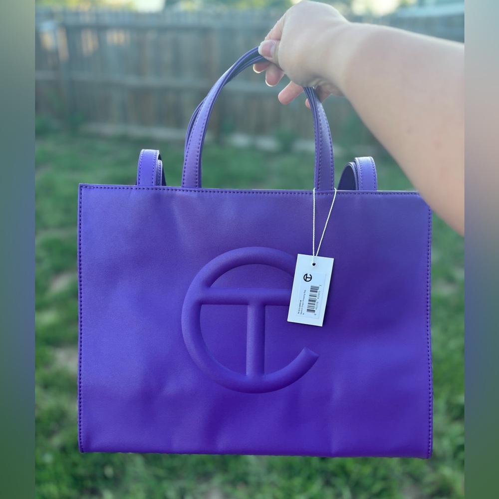 TELFAR MEDIUM TOTE BAG IN COLOR GRAPE